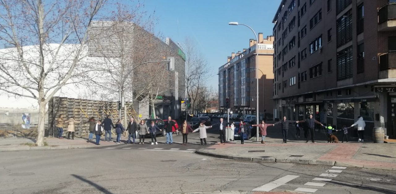Oposición vecinal a las obras de una nueva gasolinera que se alzará a menos de 30 metros de las viviendas del PAU de Carabanchel