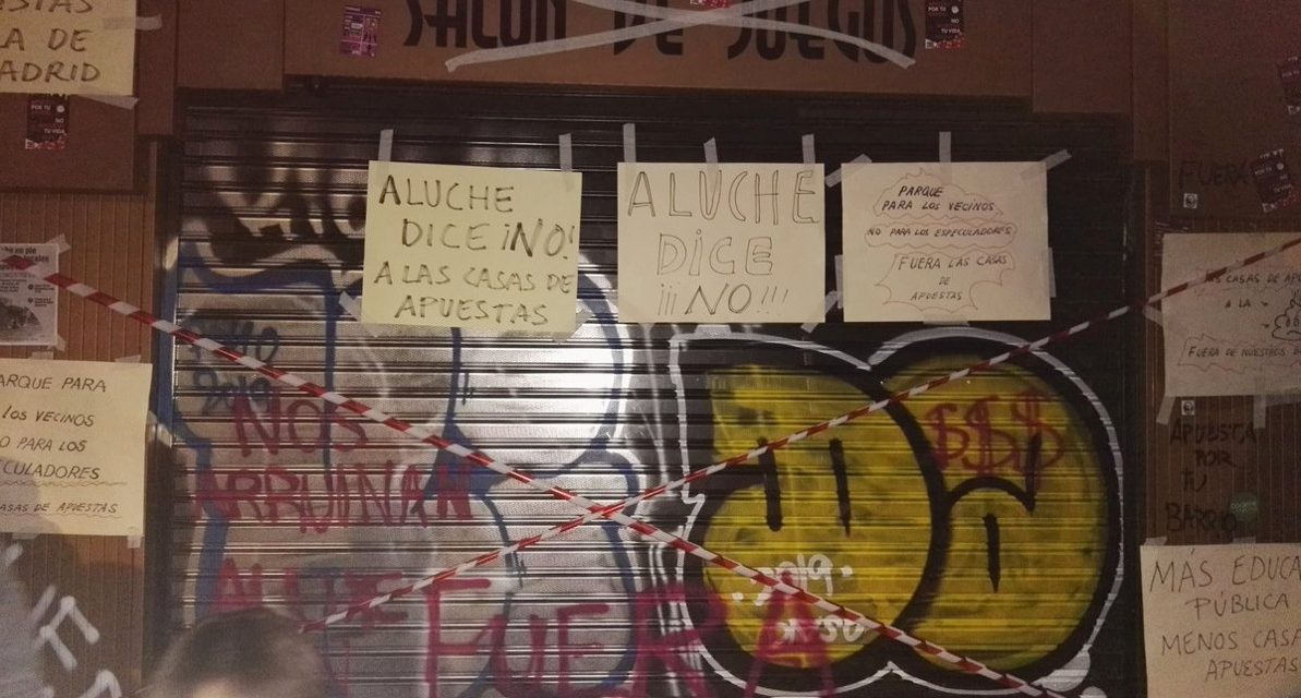 Protesta vecinal ante la inminente apertura de un local de apuestas junto al colegio Parque Aluche
