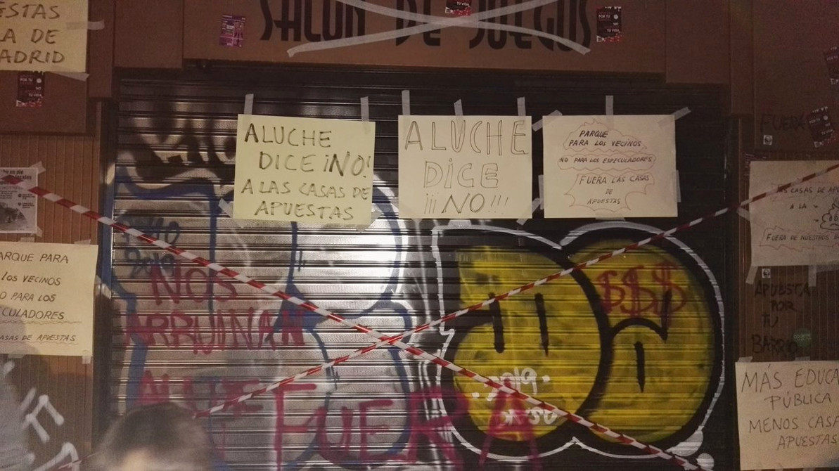 Protesta vecinal ante la inminente apertura de un local de apuestas junto al colegio Parque Aluche