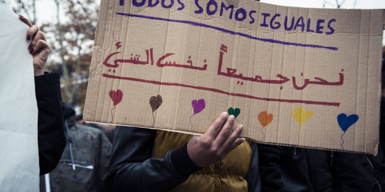 Asociaciones vecinales protestan ante una pregunta de Vox que relaciona inseguridad con menores inmigrantes dirigida al pleno de Ciudad Lineal