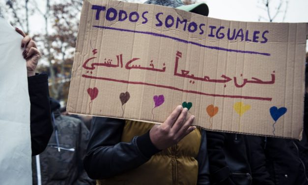 Asociaciones vecinales protestan ante una pregunta de Vox que relaciona inseguridad con menores inmigrantes dirigida al pleno de Ciudad Lineal