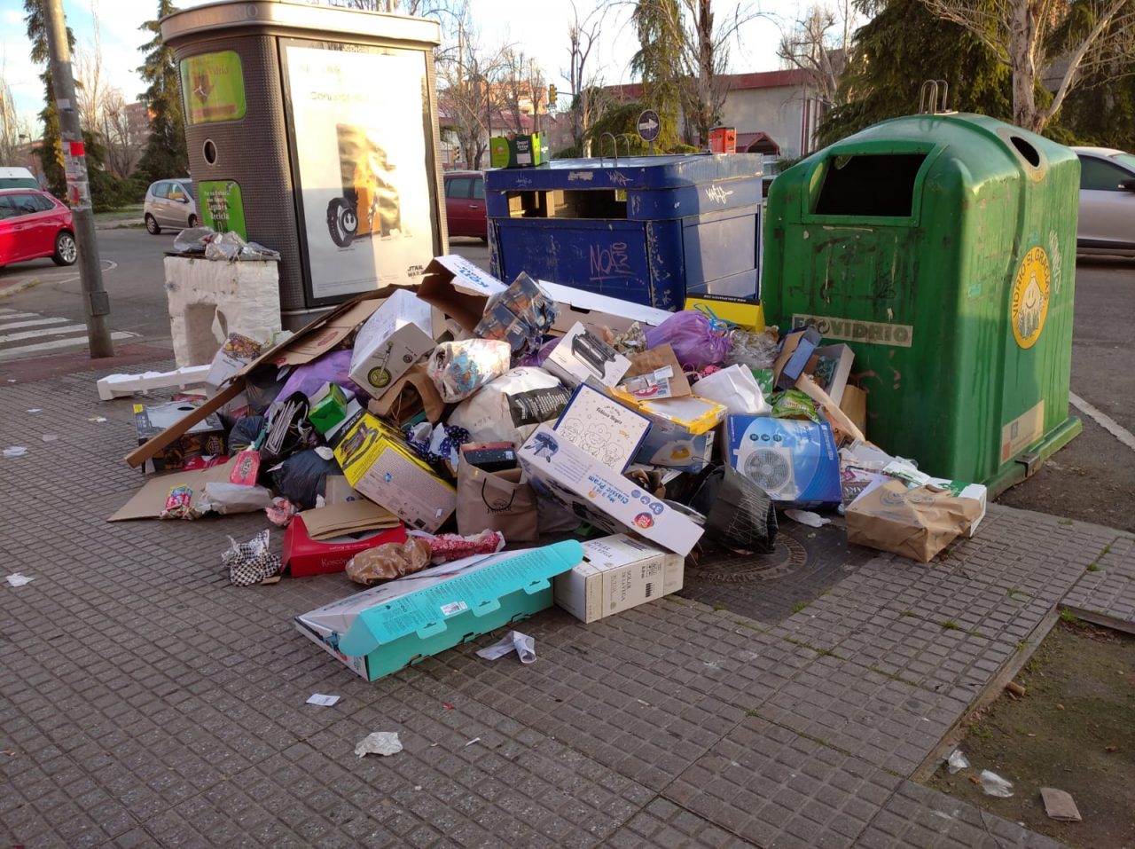Las asociaciones vecinales de Leganés solicitan una reunión con el alcalde para abordar el deterioro de la limpieza viaria y la recogida de basura