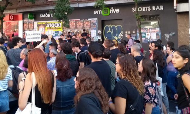 Protesta vecinal contra tres nuevos locales de apuestas en Tetuán-Las Vegas