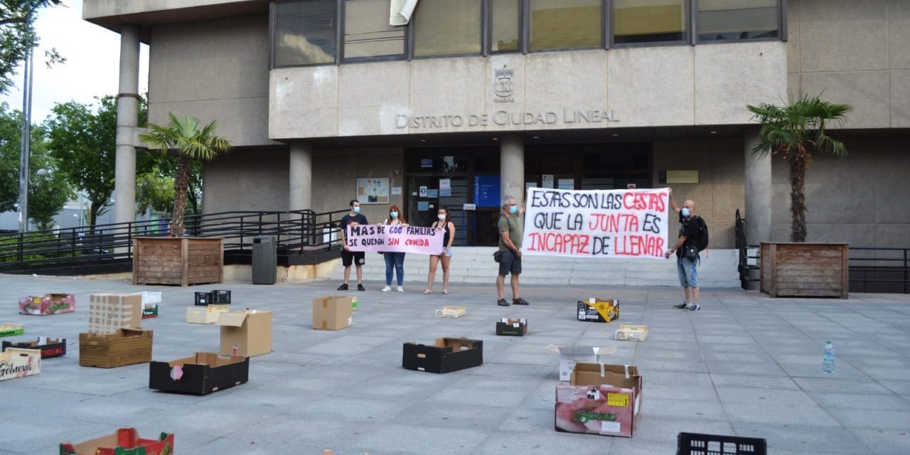 Cajas de comida vacías ante la Junta de Ciudad Lineal