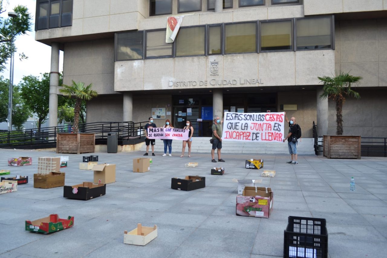 Cajas de comida vacías ante la Junta de Ciudad Lineal