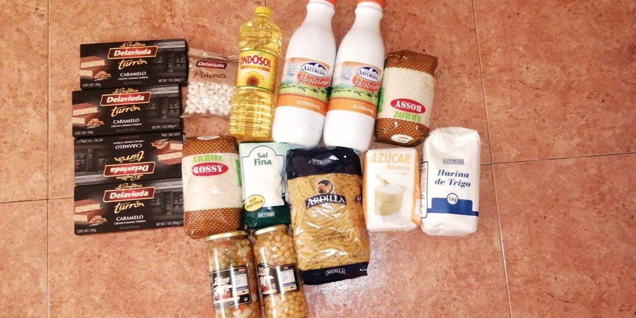 Tachan de “ridícula” la cesta de alimentos que el Ayuntamiento de Madrid reparte en Carabanchel