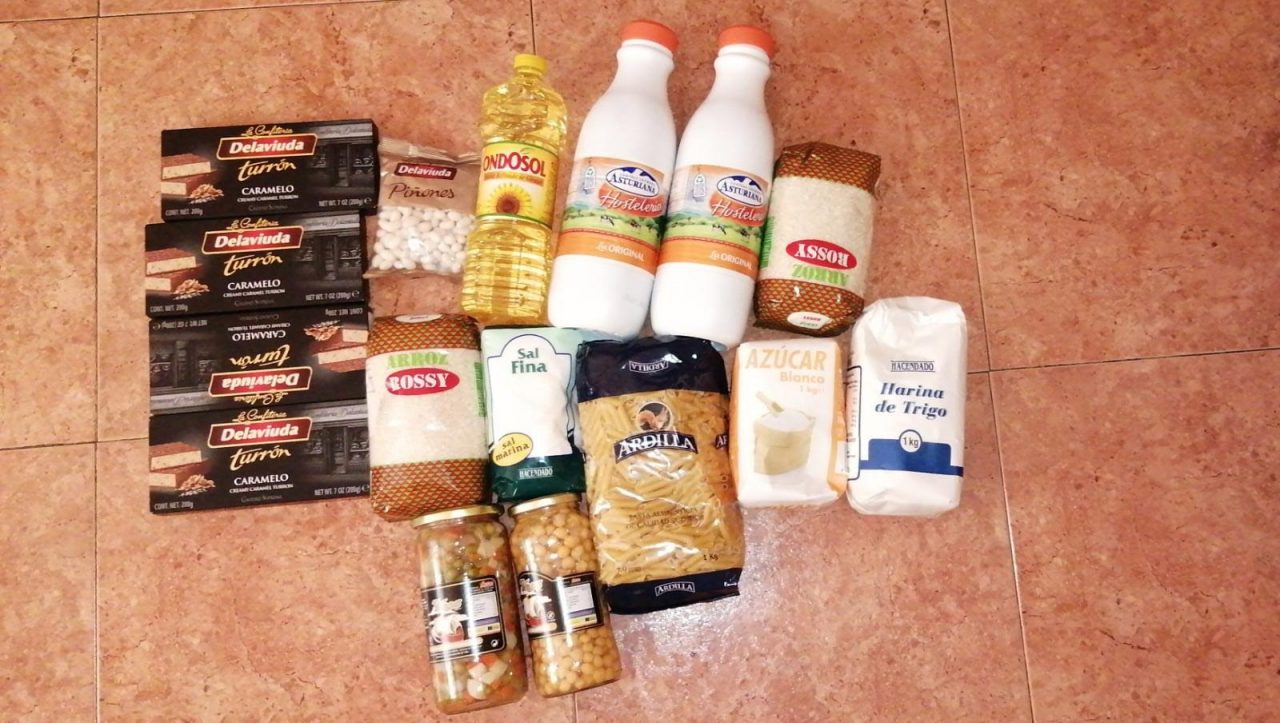 Tachan de “ridícula” la cesta de alimentos que el Ayuntamiento de Madrid reparte en Carabanchel