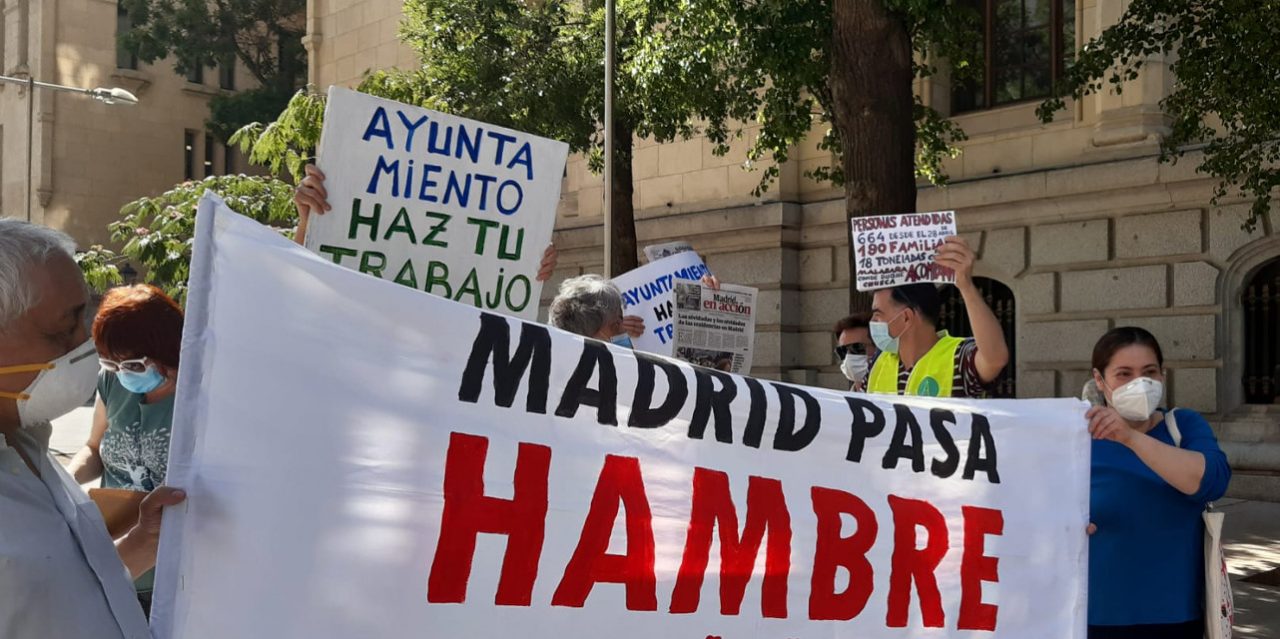 Acción vecinal ante la Junta de Latina para pedir la creación de una mesa social que coordine la ayuda alimentaria