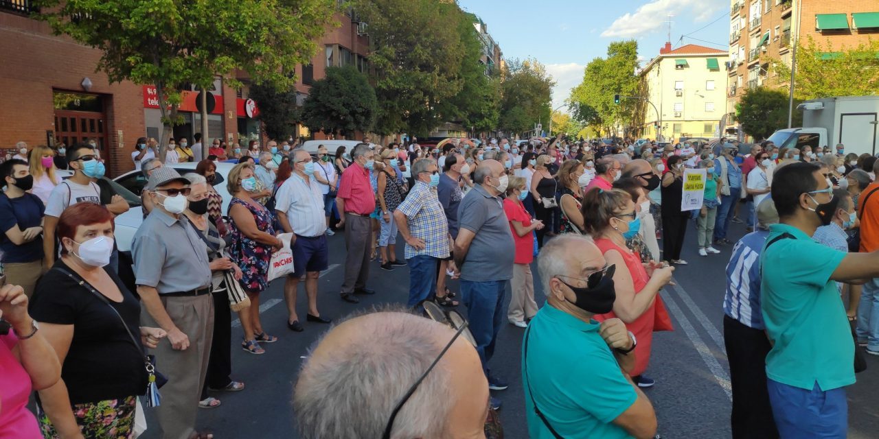 La vecindad de Carabanchel vuelve a protestar por la falta de médicos en el Centro de Salud de Abrantes