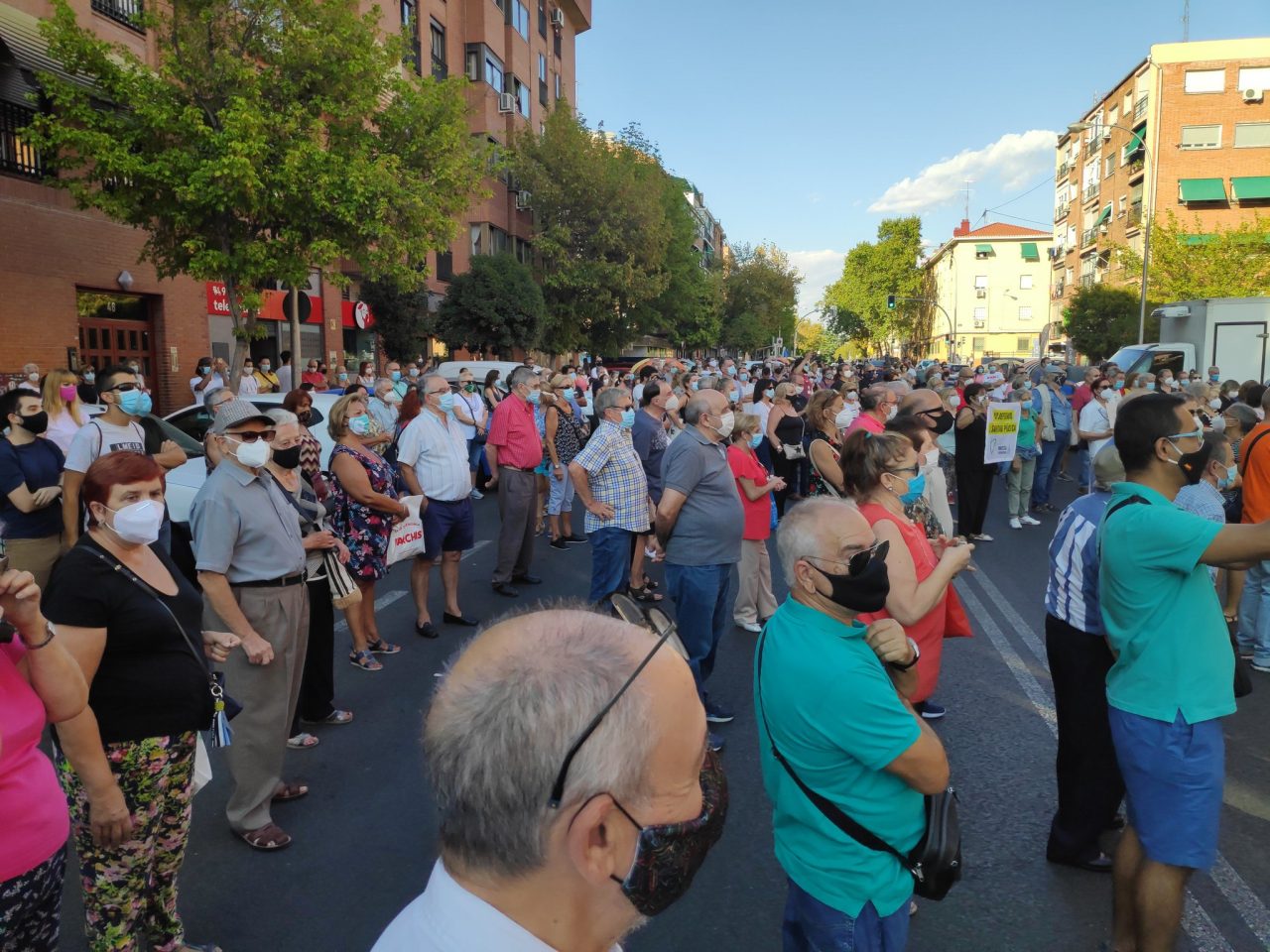 La vecindad de Carabanchel vuelve a protestar por la falta de médicos en el Centro de Salud de Abrantes