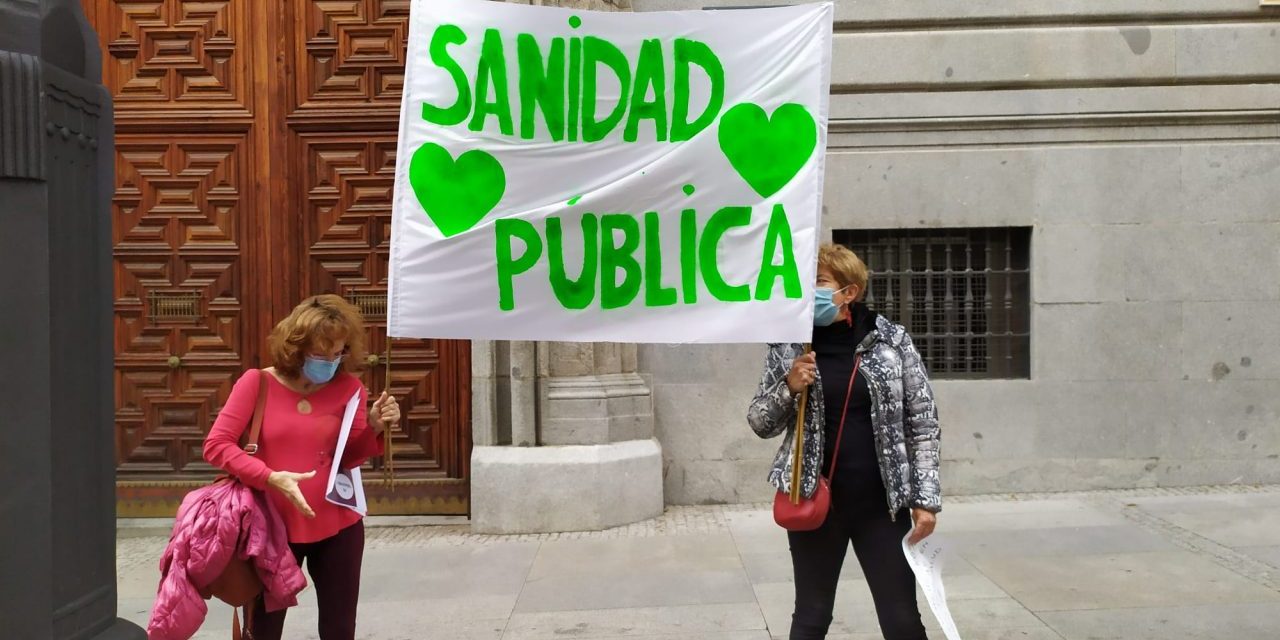 Medio kilómetro de pancartas en defensa de la sanidad pública