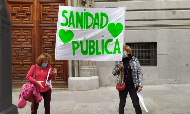 Medio kilómetro de pancartas en defensa de la sanidad pública