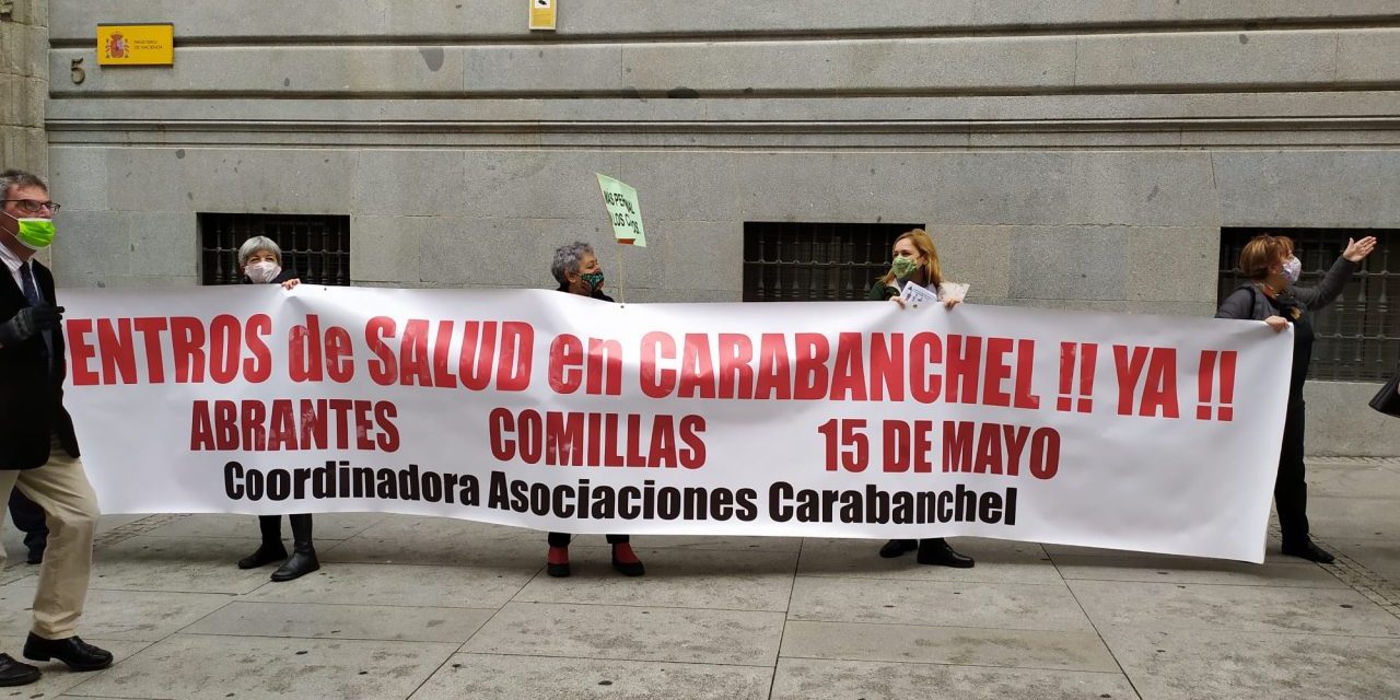 Medio kilómetro de pancartas en defensa de la sanidad pública