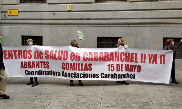Medio kilómetro de pancartas en defensa de la sanidad pública