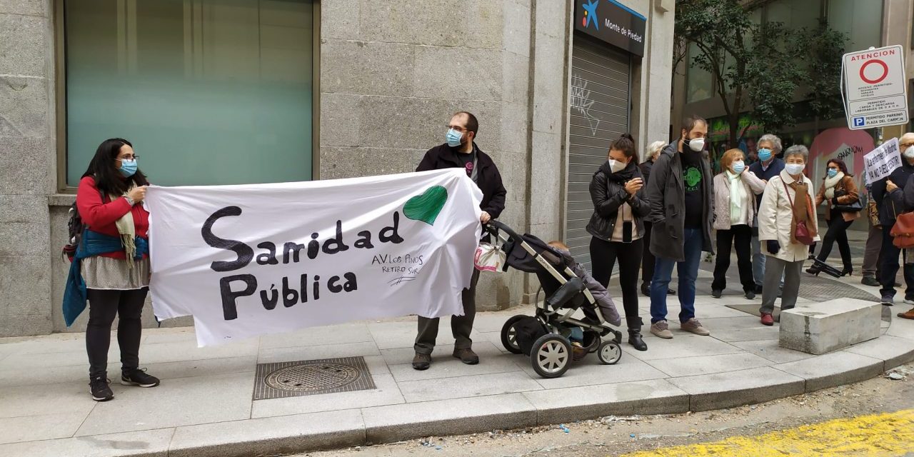 Medio kilómetro de pancartas en defensa de la sanidad pública