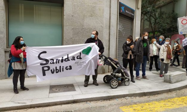 Medio kilómetro de pancartas en defensa de la sanidad pública