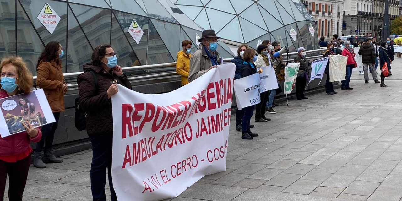 Medio kilómetro de pancartas en defensa de la sanidad pública