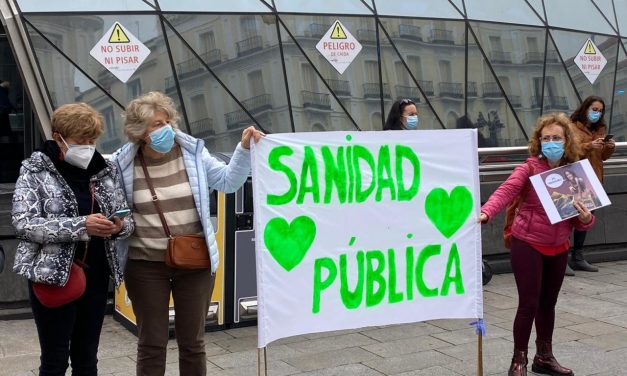 Medio kilómetro de pancartas en defensa de la sanidad pública