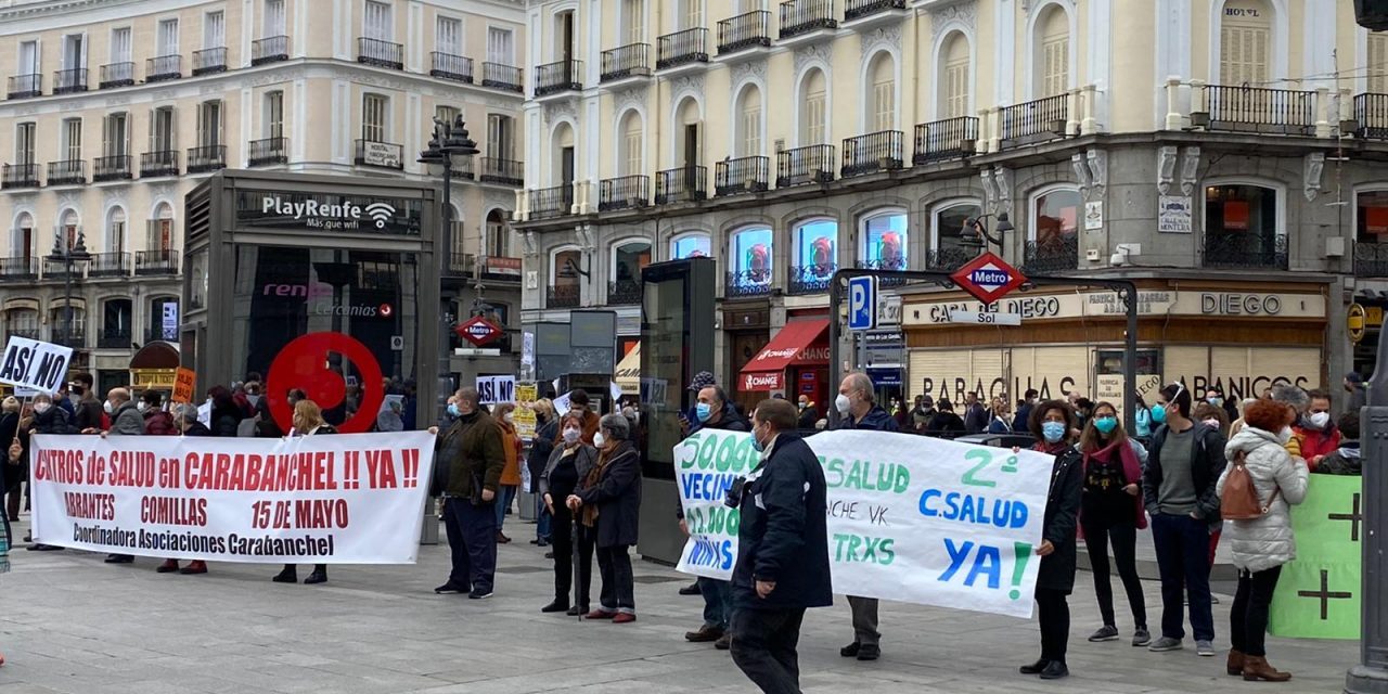 Medio kilómetro de pancartas en defensa de la sanidad pública