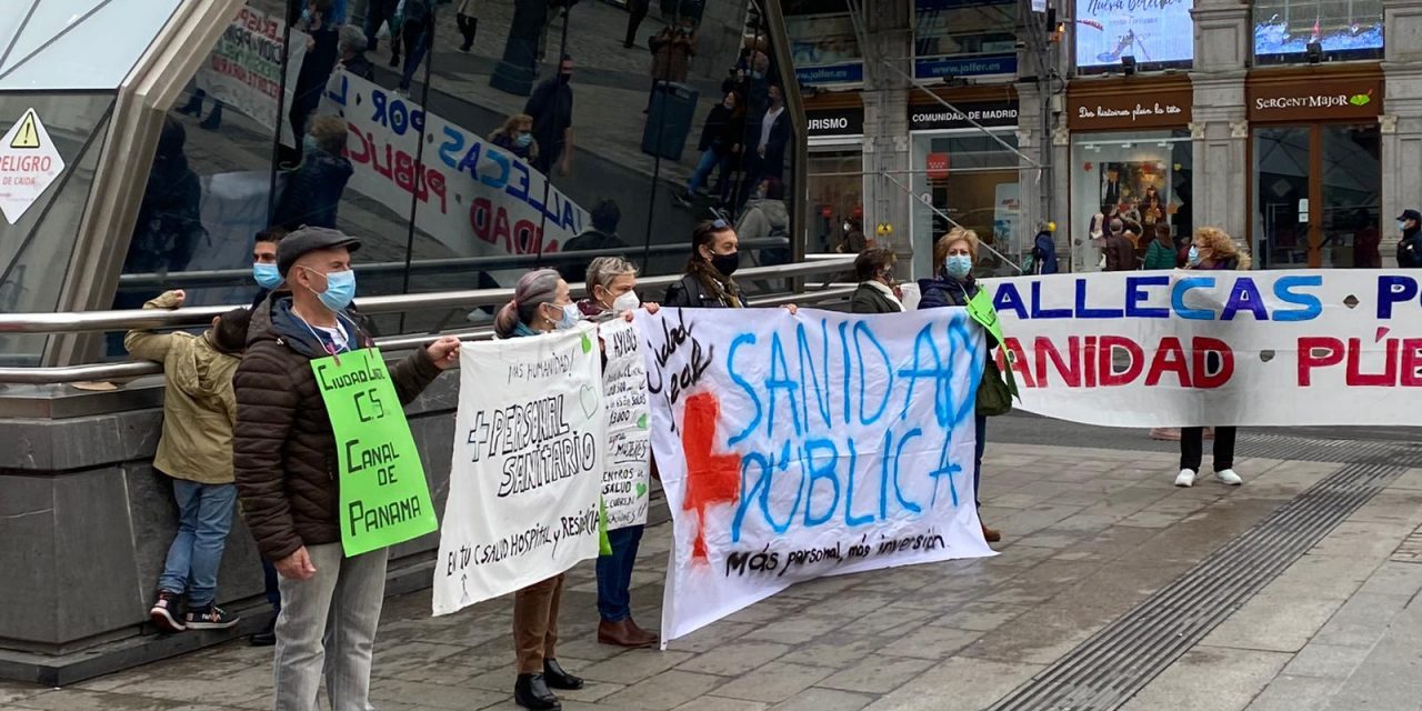 Medio kilómetro de pancartas en defensa de la sanidad pública