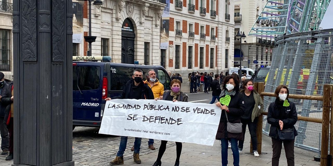 Medio kilómetro de pancartas en defensa de la sanidad pública