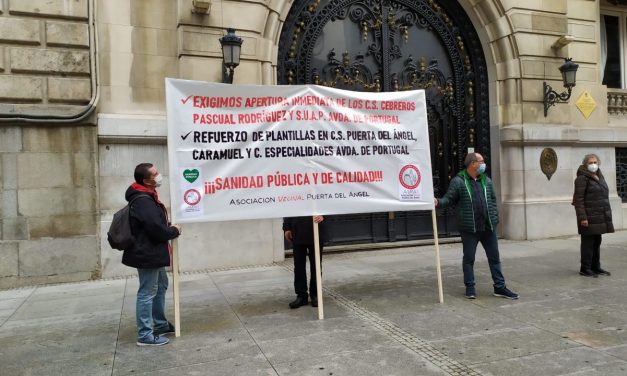 Medio kilómetro de pancartas en defensa de la sanidad pública