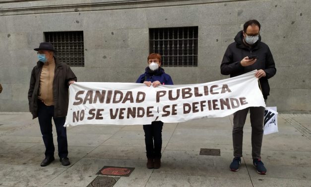 Medio kilómetro de pancartas en defensa de la sanidad pública