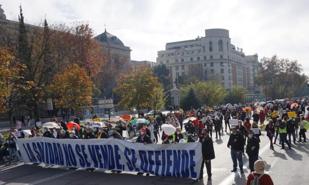 Una contundente Marea Blanca rechaza en el centro de Madrid la gestión sanitaria del Gobierno de Ayuso