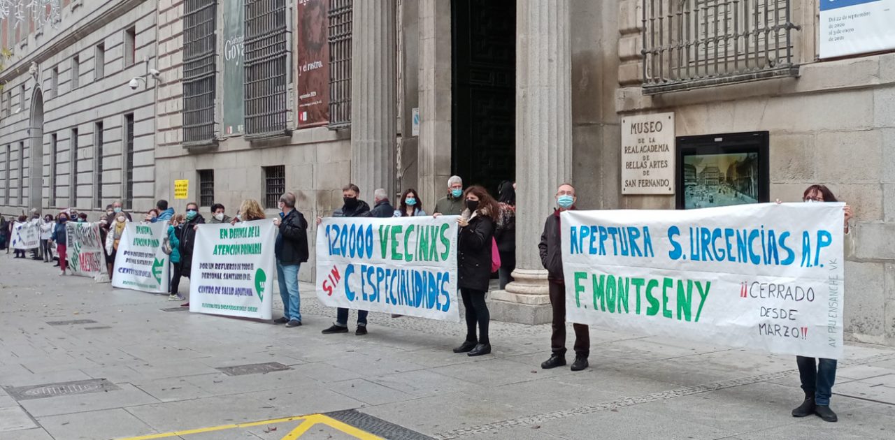 Medio kilómetro de pancartas en defensa de la sanidad pública