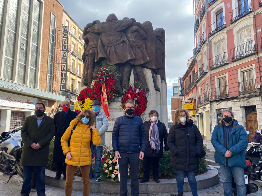 Una ofrenda floral recuerda a los “abogados de barrio” en el 44º aniversario de su asesinato