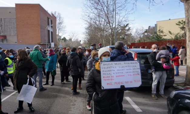 #ElMuralSeQueda : contundente movilización vecinal en Ciudad Lineal para frenar la destrucción de un mural feminista