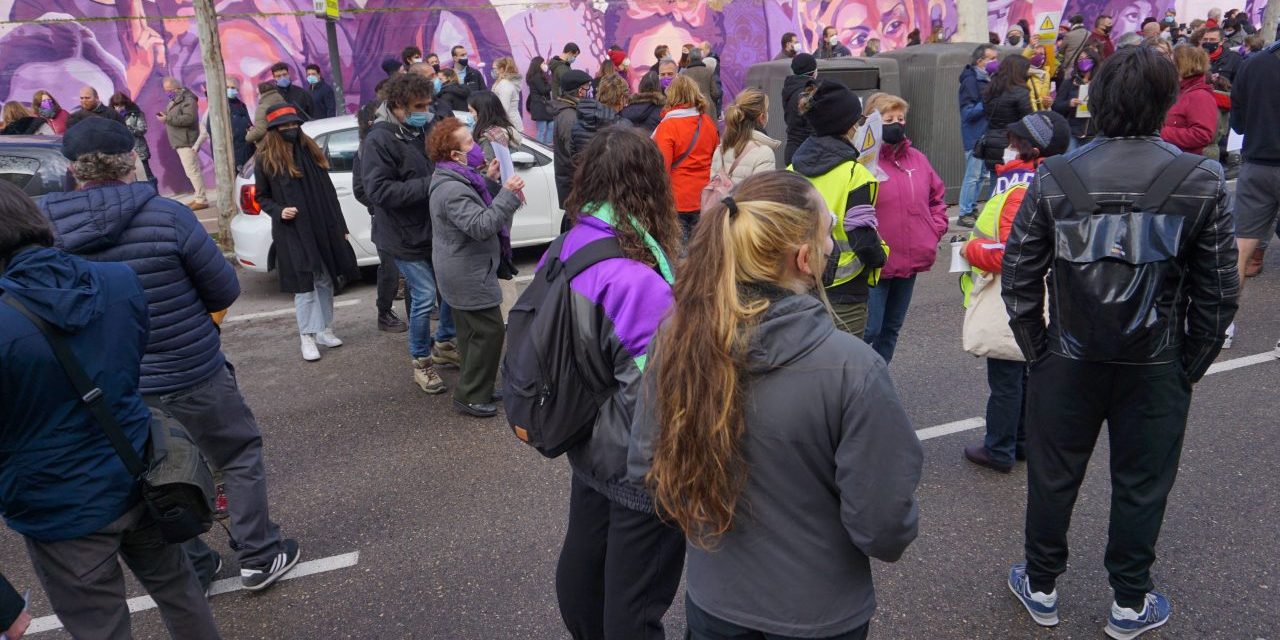 #ElMuralSeQueda : contundente movilización vecinal en Ciudad Lineal para frenar la destrucción de un mural feminista