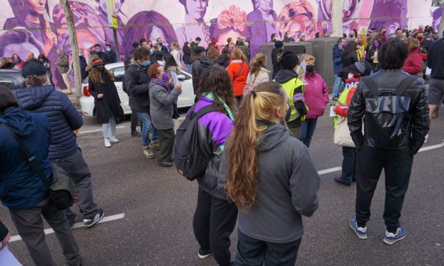 #ElMuralSeQueda : contundente movilización vecinal en Ciudad Lineal para frenar la destrucción de un mural feminista