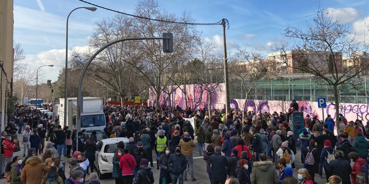 #ElMuralSeQueda : contundente movilización vecinal en Ciudad Lineal para frenar la destrucción de un mural feminista