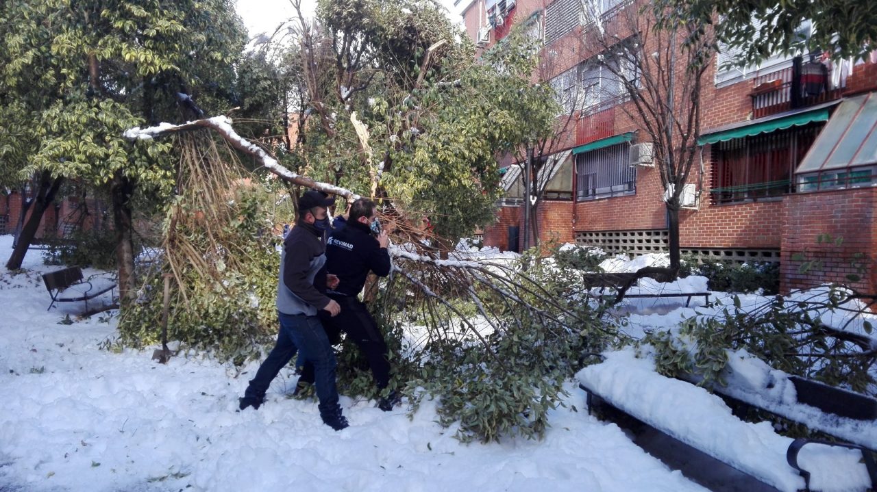 Las asociaciones vecinales de Usera reclaman un plan especial de inversiones para hacer frente a los estragos de la nevada