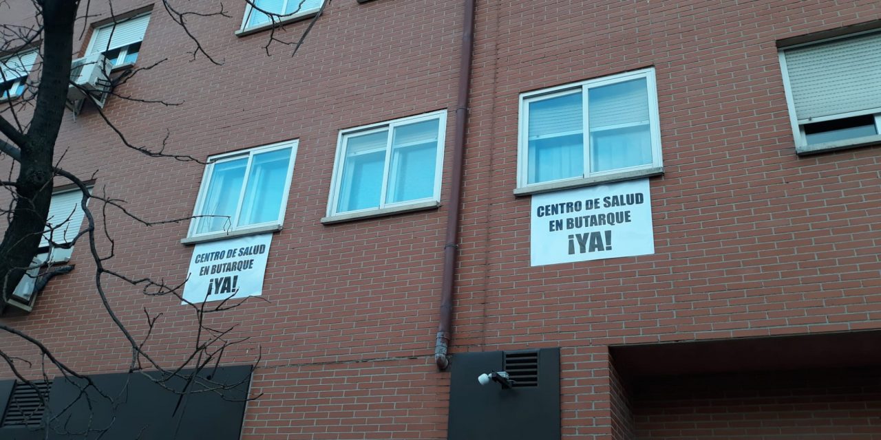 Más de 800 pancartas reclaman en Butarque la construcción de su prometido centro de salud