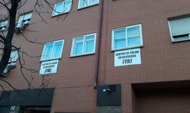 Más de 800 pancartas reclaman en Butarque la construcción de su prometido centro de salud