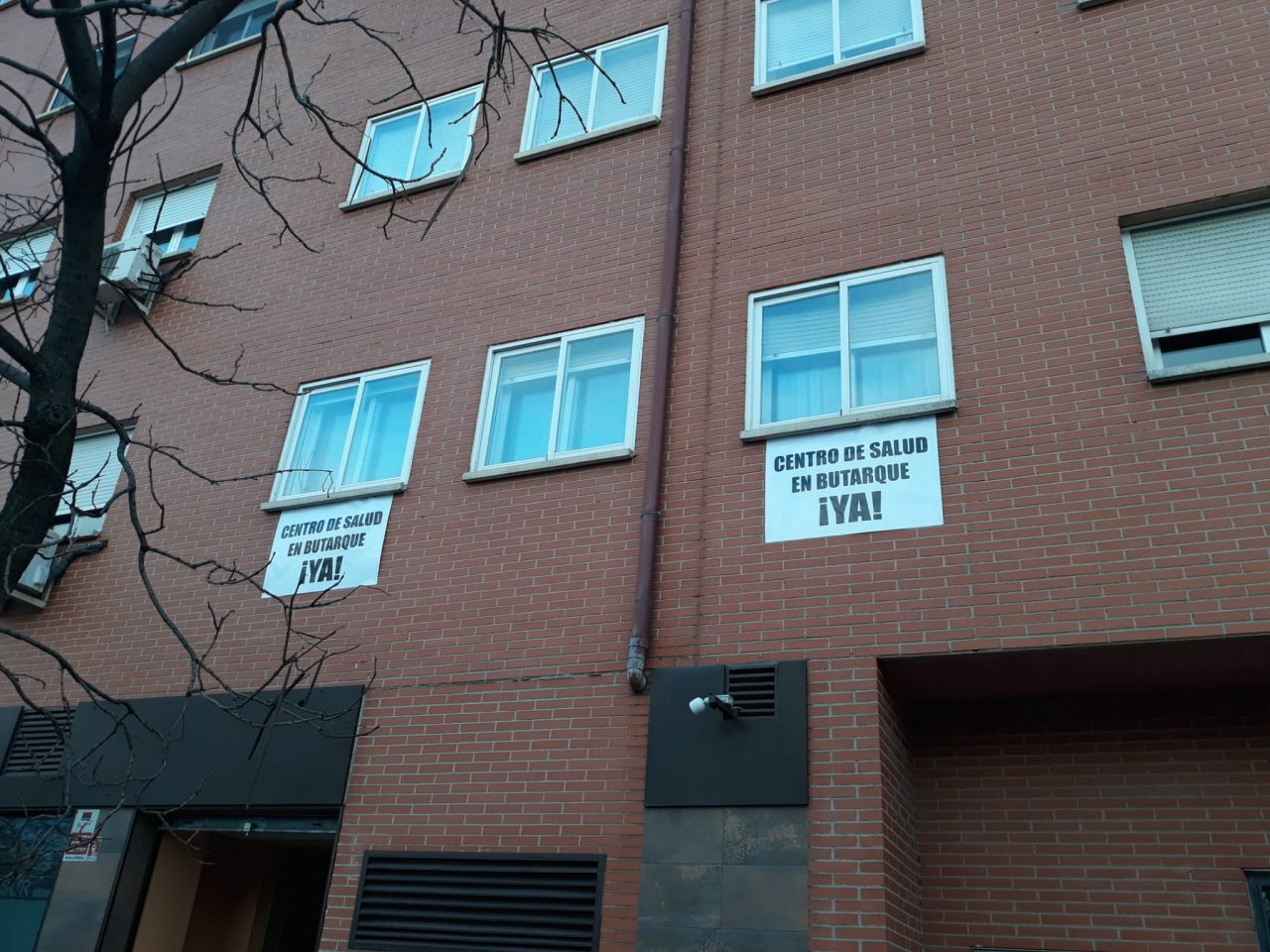 Más de 800 pancartas reclaman en Butarque la construcción de su prometido centro de salud