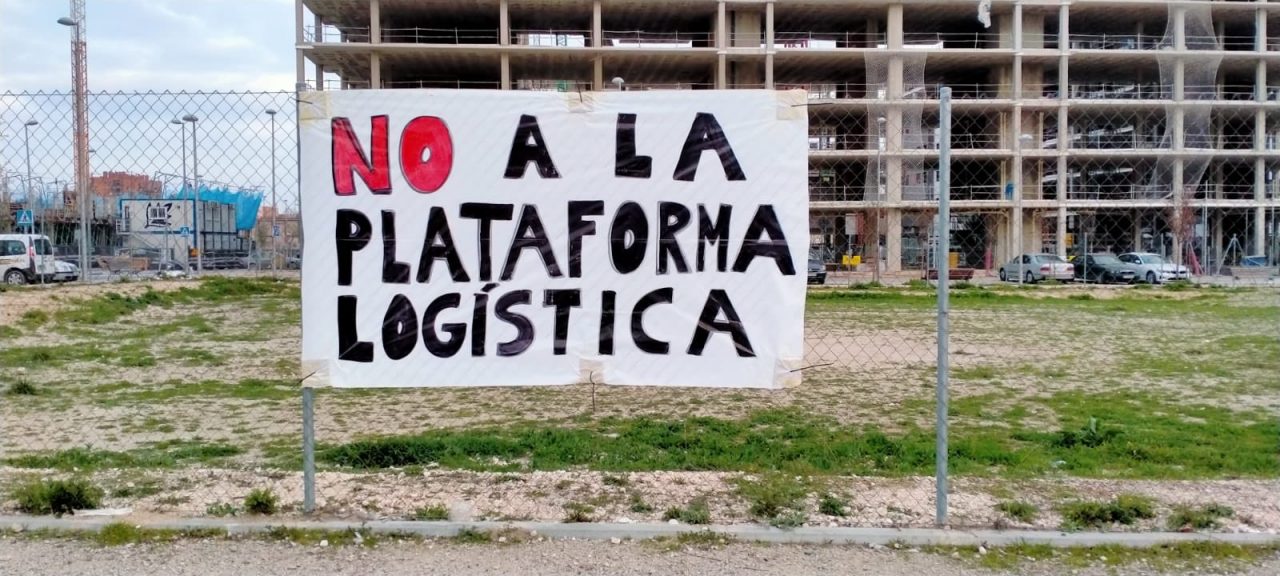 Las asociaciones vecinales llevan su protesta por la planta logística PALM-40 a la Junta de Villaverde
