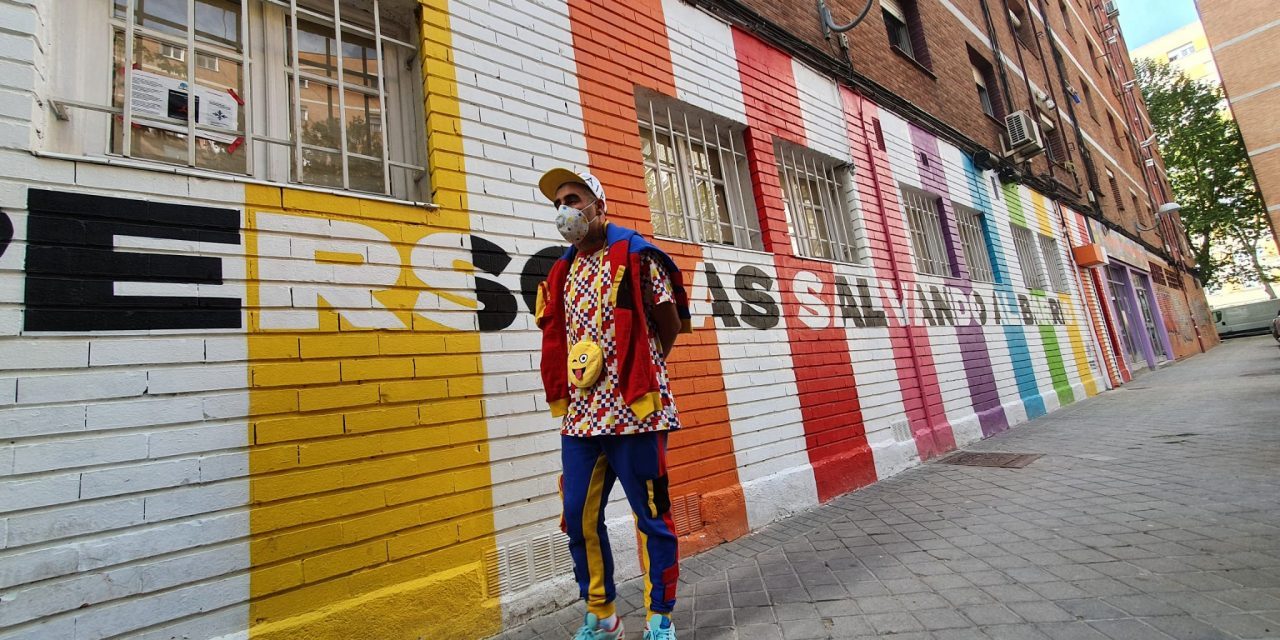 Okuda inaugura un mural de su fundación que pone en valor la solidaridad de la red vecinal de Aluche