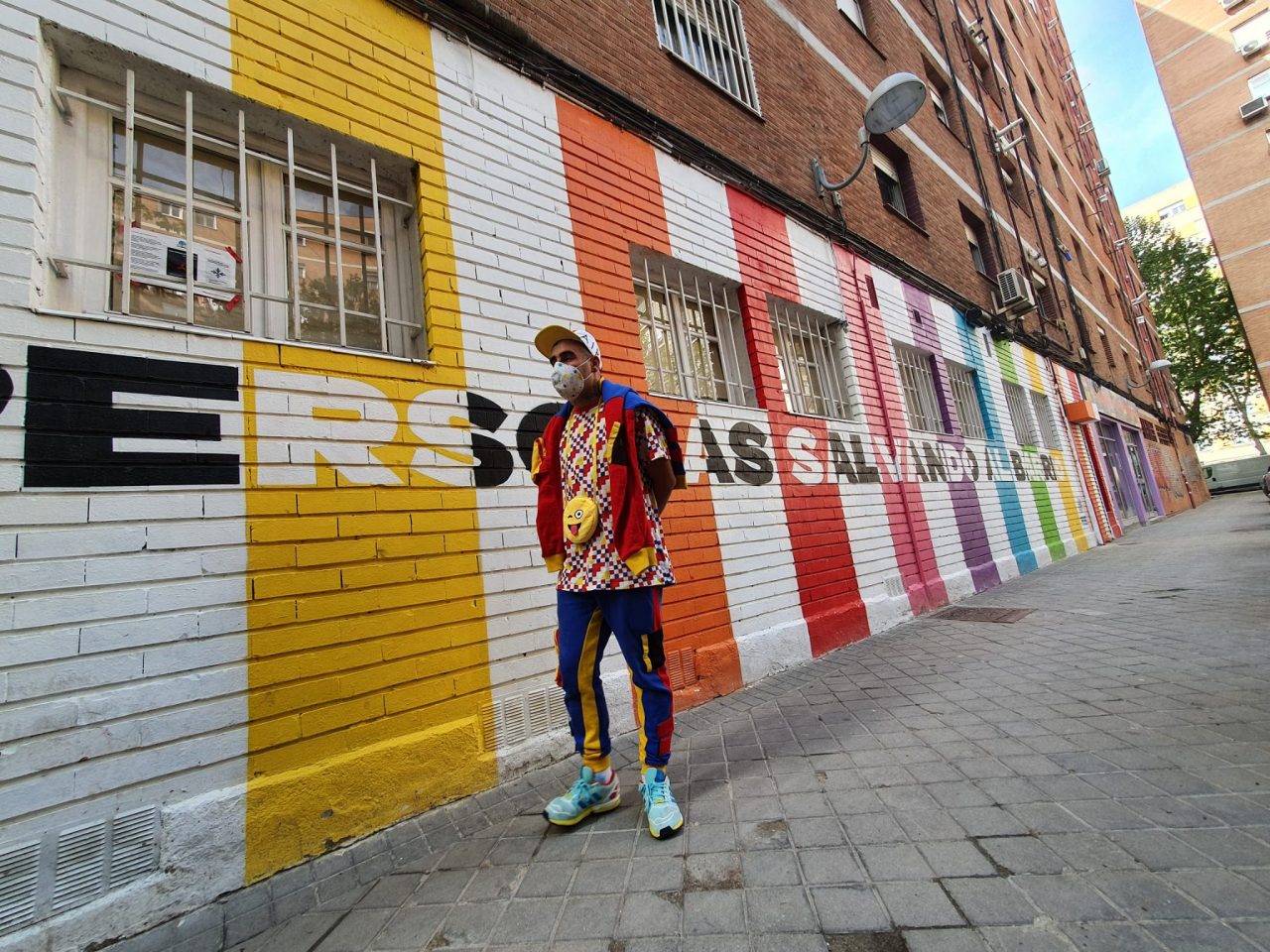 Okuda inaugura un mural de su fundación que pone en valor la solidaridad de la red vecinal de Aluche