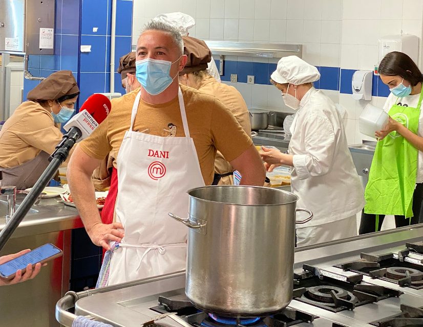 Dani, concursante de Masterchef, cocina menús solidarios para Somos Tribu Vallecas