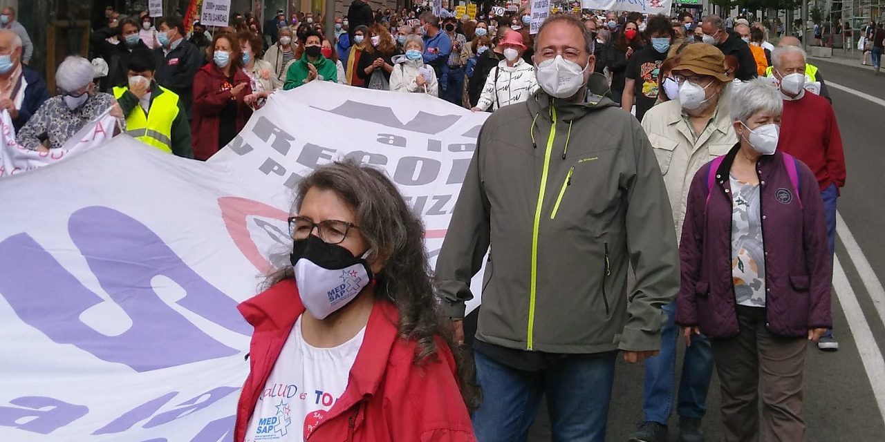 Miles de personas claman en el centro de Madrid contra el deterioro de la Atención Primaria (galería)