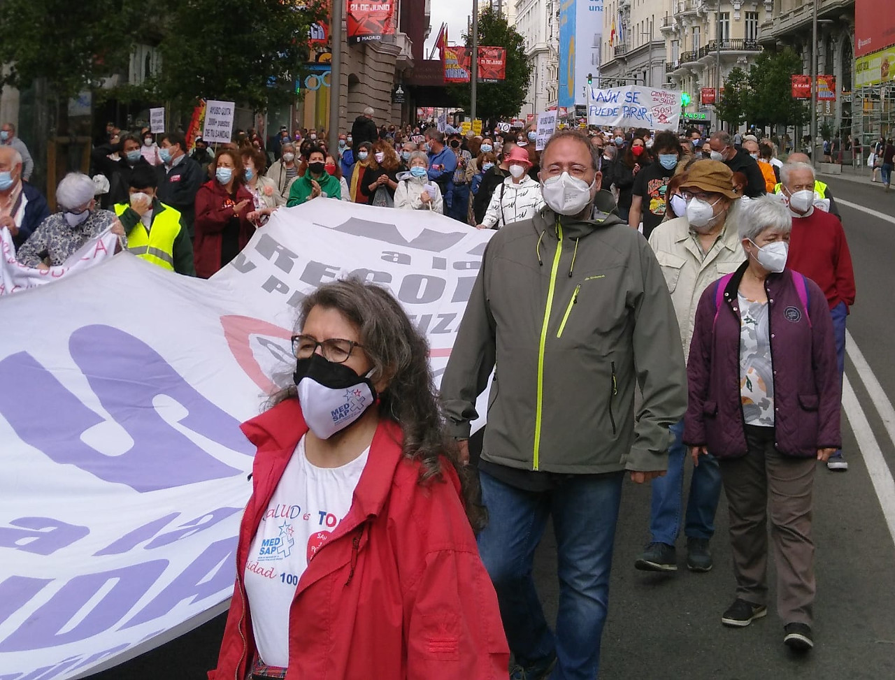 Miles de personas claman en el centro de Madrid contra el deterioro de la Atención Primaria (galería)