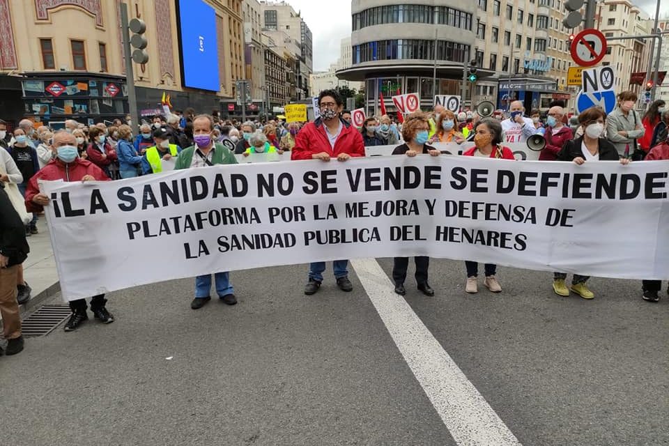 Miles de personas claman en el centro de Madrid contra el deterioro de la Atención Primaria (galería)