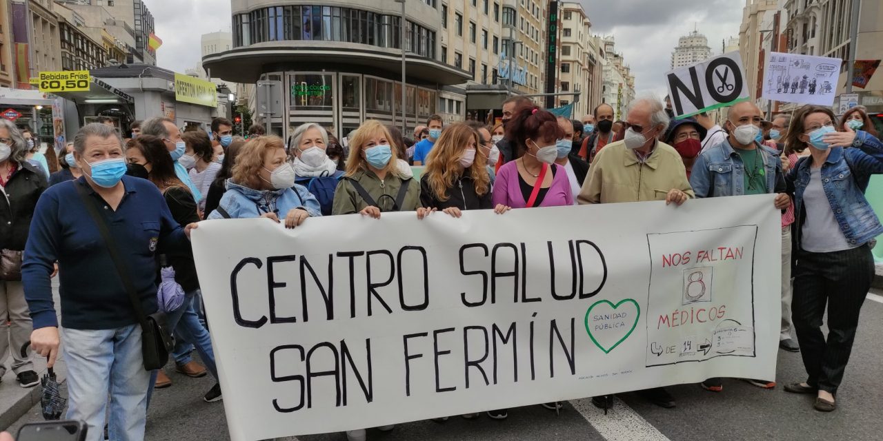 Miles de personas claman en el centro de Madrid contra el deterioro de la Atención Primaria (galería)