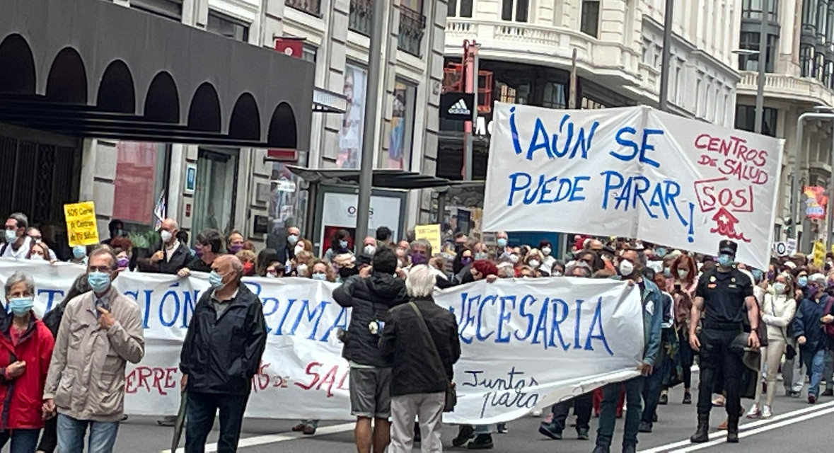 Miles de personas claman en el centro de Madrid contra el deterioro de la Atención Primaria (galería)