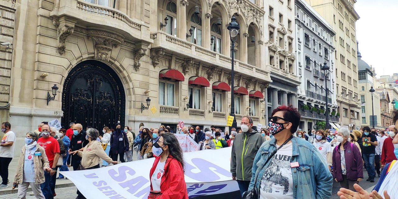 Miles de personas claman en el centro de Madrid contra el deterioro de la Atención Primaria (galería)