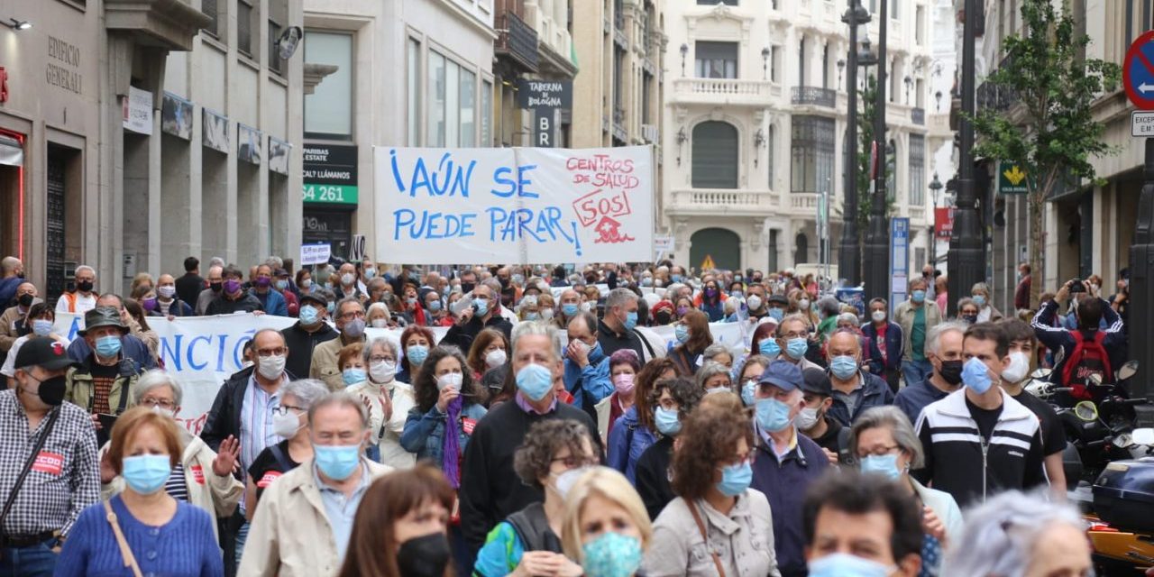 Miles de personas claman en el centro de Madrid contra el deterioro de la Atención Primaria (galería)