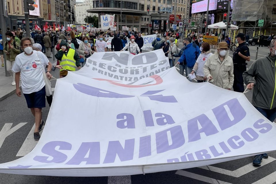 Miles de personas claman en el centro de Madrid contra el deterioro de la Atención Primaria (galería)